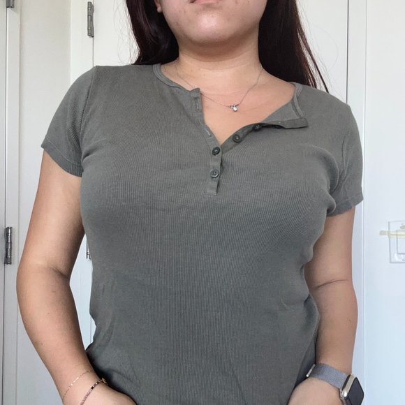 Uniqlo Army Green Henley Tee  (NEVER WORN) - Picture 1 of 4